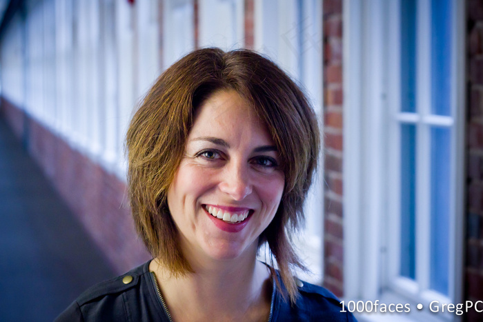 脸-微笑的女人，在长长的走廊