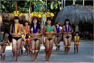 IMG_6076在巴西圣保罗Toca da Raposa举行的Kuikuro印度女孩，少女和妇女在文化表演中跳舞