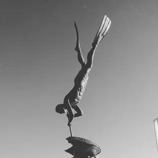 真人大小的El Buzo（潜水员）撬开一只巨大的牡蛎雕像。 Bucerias得名于此传统，因为许多潜水员已经在这里工作了多年，他们潜水寻找珍珠和食物。我昨天游过一些地方：工作正在进行中，