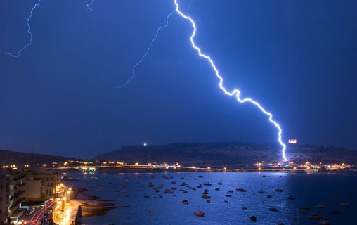 雷电灾害,闪电,都市夜景,天空,街灯,乘着闪电 雷电灾害,闪电,都市夜景,天空,街灯,乘着闪电