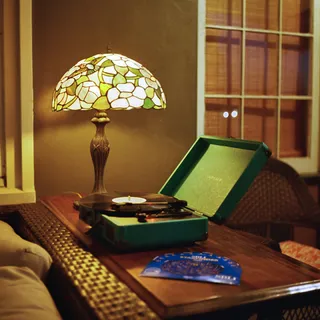 夏日夜晚在海滩的门廊上