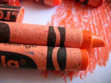 蜡笔,玩具,瓶子,手电筒,玩具汽车,橙子