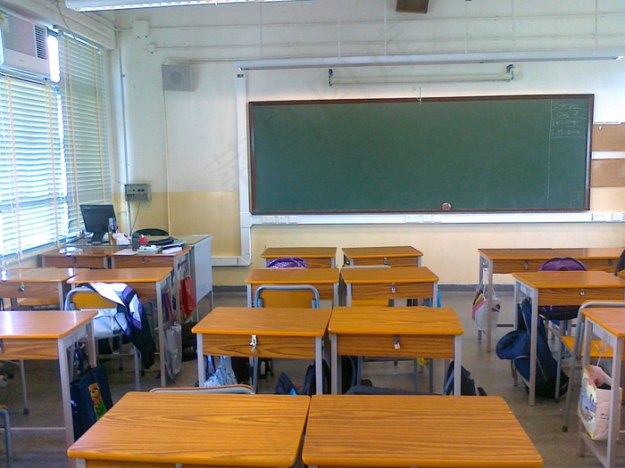 教室老师的桌子和黑板