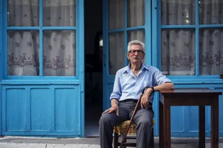 人物特写,三轮车,合影,黄包车,人力车,坐在蓝色的门前