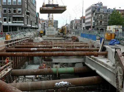 板桩和起重机活动的照片-阿姆斯特丹市中心下的地铁隧道开挖现场的土木工程；位置Vijzelgracht;在旧城区中心； Fons Heijnsbroek的城市摄影，荷兰，2007年