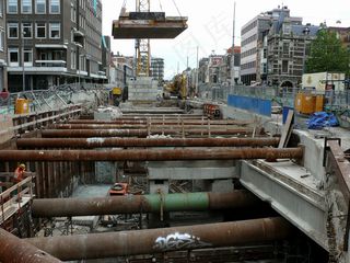 板桩和起重机活动的照片-阿姆斯特丹市中心下的地铁隧道开挖现场的土木工程；位置Vijzelgracht;在旧城区中心； Fons Heijnsbroek的城市摄影，荷兰，2007年