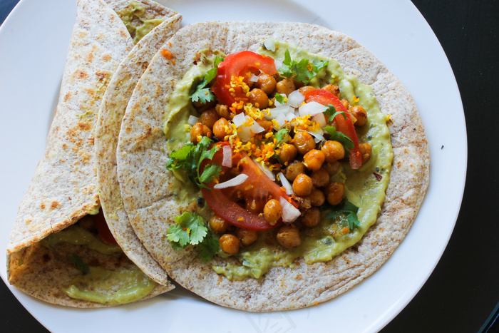 食物,馅饼,菜肴,盆栽植物,花卉,新鲜的乔巴尼鳄梨炒鹰嘴豆包