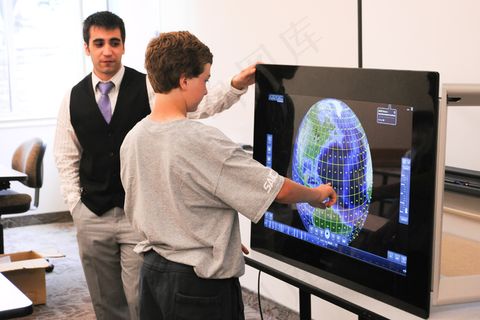 电视机,商务洽谈,数码相框,台式电脑,陆军为哈福德学生提供科学和技术机会