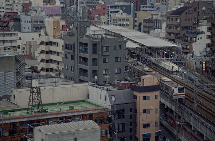 东京城市地铁行驶在楼房间