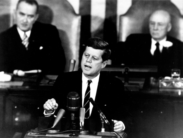 肯尼迪总统于1961年5月25日在国会讲话