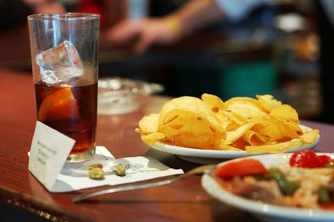 早午餐,甜品,饮料/饮品,炸鱼和薯条,豌豆糊,Vermut凡尔赛