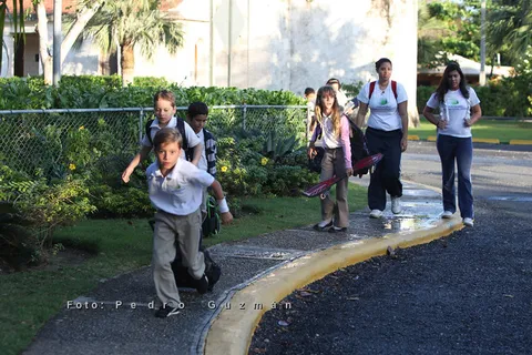 ,街道,情侣,男孩,Díade caminata y bici al colegio。蓬塔卡纳村