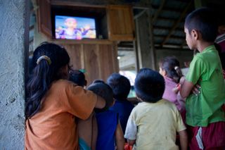 人物活动,沙发,露天电影,教室,信徒,45274-001：在印度尼西亚东部扩大可再生能源的利用（Sumba标志岛倡议）