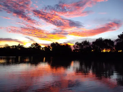 在汤姆森河在Longreach的粉红色日落。