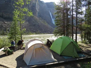 在Takakkaw瀑布露营