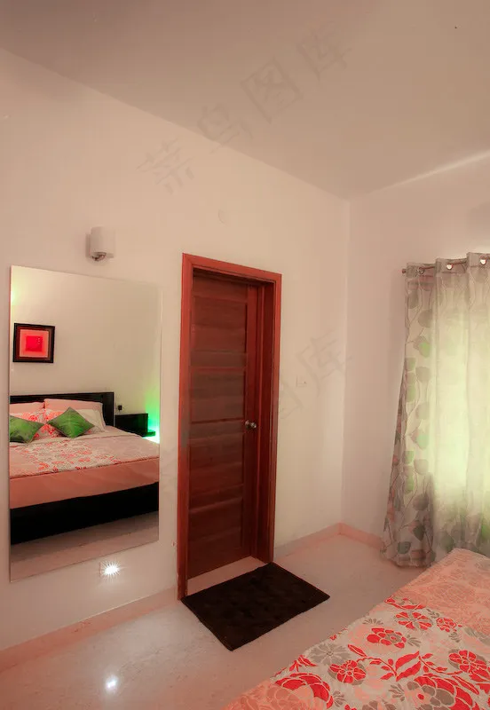 室内,门,门垫,衣柜,床,室内 室内,门,门垫,衣柜,床,室内