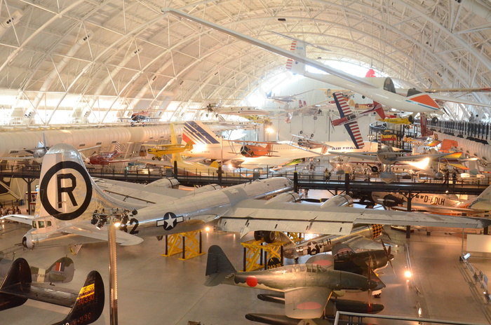 史蒂芬·乌德瓦·哈兹中心（Steven F. Udvar-Hazy Center）：机库南侧景观，包括B-29超级堡垒“ Enola Gay”，法国协和飞机的一瞥