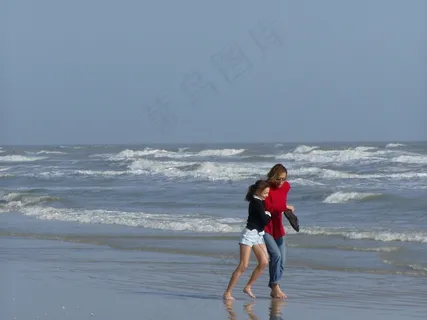 母亲和儿童海滩两个