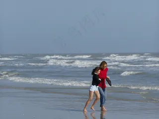 母亲和儿童海滩两个