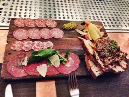 Salumi,厨师精选,鸡肝,酱菜,芥末酱,烤面包 Salumi,厨师精选,鸡肝,酱菜,芥末酱,烤面包