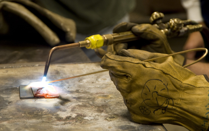 补锅,人物特写,铸铁工场,焊接,焊机,焊接