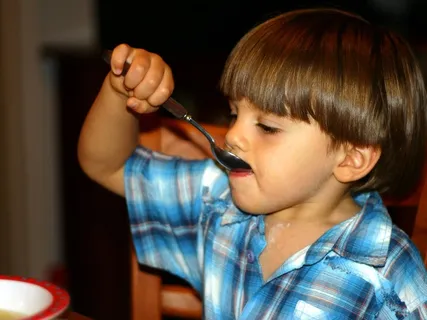 吃汤。用勺子。