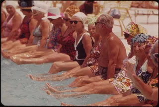 油画,工艺品,合照,卡通动漫人物,图画,世纪村退休社区的居民聚集在游泳池旁进行日常锻炼。