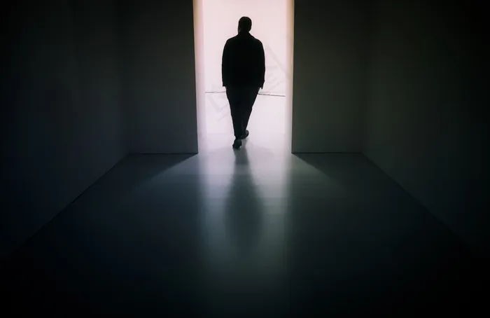 台灯,吸顶灯,地板,生日蜡烛,瓶子,门3.0