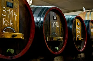 酒桶图,轿车,方向盘,手提包,包,在地窖里的酒桶