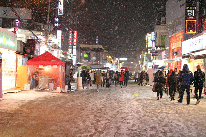 街道,步行街,阳朔西街,降暴雨,城市街道,弘大大雪纷飞。