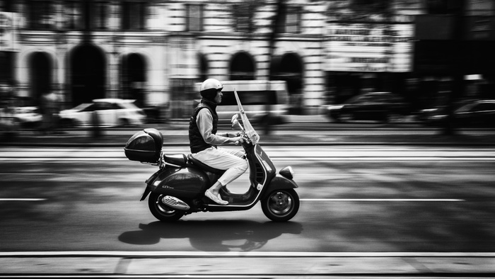 摩托车,警察,滑轮鞋,脚踏三轮车,城市街道,春天的迹象“ vespa时间”