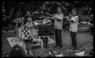 ,民族服饰,,,长笛比比皆是