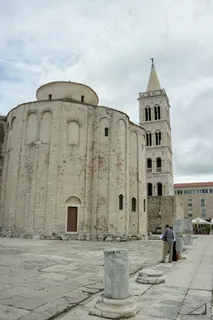 建筑,交通路牌,荸荠,长凳,铜钟,Foro romano y San Donato de Zadar