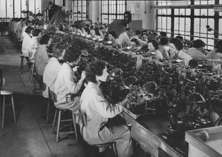 人物活动,卡通动漫人物,加工车间,工艺品,街道,[在Bulova Watch的小齿轮部工作的妇女]