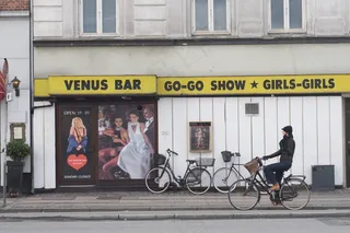 自行车,摩托车,门,窗户,候车亭,围棋