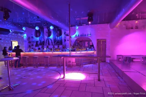 酒吧歌舞厅,室内效果图,地板砖,椅子,歌舞厅,在Mykonos Bar举行回合。 酒吧歌舞厅,室内效果图,地板砖,椅子,歌舞厅,在Mykonos Bar举行回合。