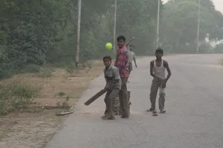 村道,城市街道,街道,混凝土地面,课外活动,印度儿童打板球