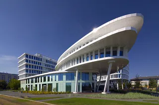 体育场馆,街道,金属栏杆,天空,居民楼,华沙商业花园