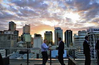 Alec Ross和Emily Banks在2012年8月31日在奥克兰举行的AMCHAM招待会上