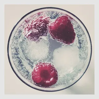 化妆镜,屏幕截图,冰激凌,碗,工艺品,杜松子酒补品+覆盆子=很棒的饮料