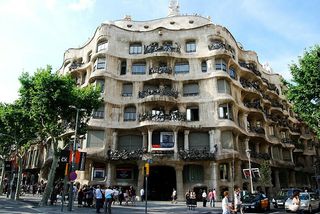 建筑,中式传统建筑,城市街道,步行街,居民楼,卡萨米拉（La Pedrera）