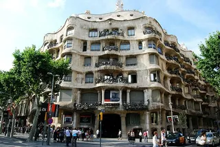 建筑,中式传统建筑,城市街道,步行街,居民楼,卡萨米拉（La Pedrera）