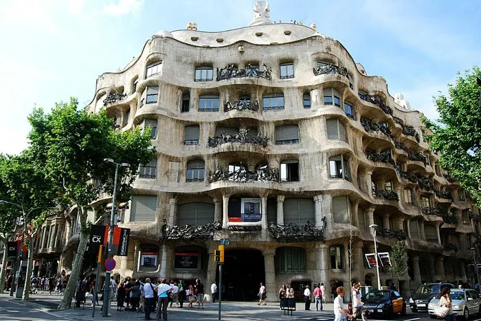 建筑,中式传统建筑,城市街道,步行街,居民楼,卡萨米拉(La Pedrera) 建筑,中式传统建筑,城市街道,步行街,居民楼,卡萨米拉(La Pedrera)