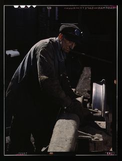 Sam Cell，在伊利诺伊州芝加哥市C＆NW RR的Proviso堆场的翻车道上工作。