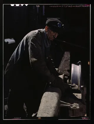 Sam Cell，在伊利诺伊州芝加哥市C＆NW RR的Proviso堆场的翻车道上工作。