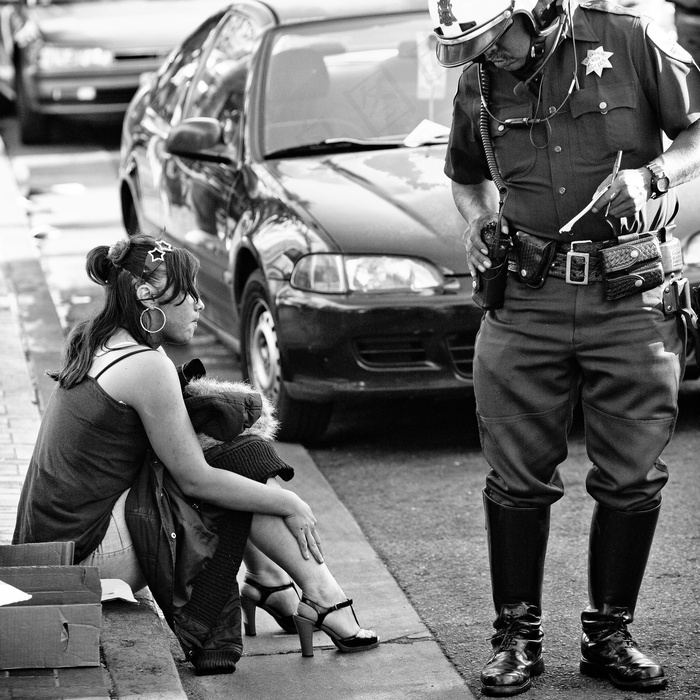 轿车,美女,摩托车,卡通动漫人物,人物特写,与警察交谈