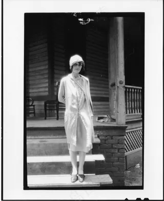 田纳西州诉John T.范围审判：Ova Corvin（“ Precious ”）Rappleyea，站在国防大厦的台阶上。