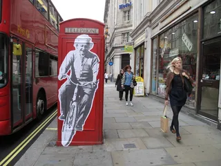 现代建筑,街道,电话亭,商场,沿街店面,爱因斯坦骑自行车