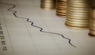 电线,地板砖,天花板吊顶,钱币,与成堆的硬币图