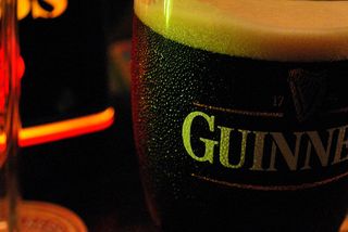 啤酒,瓶子,包装袋/盒,酒吧,商品标签,健力士